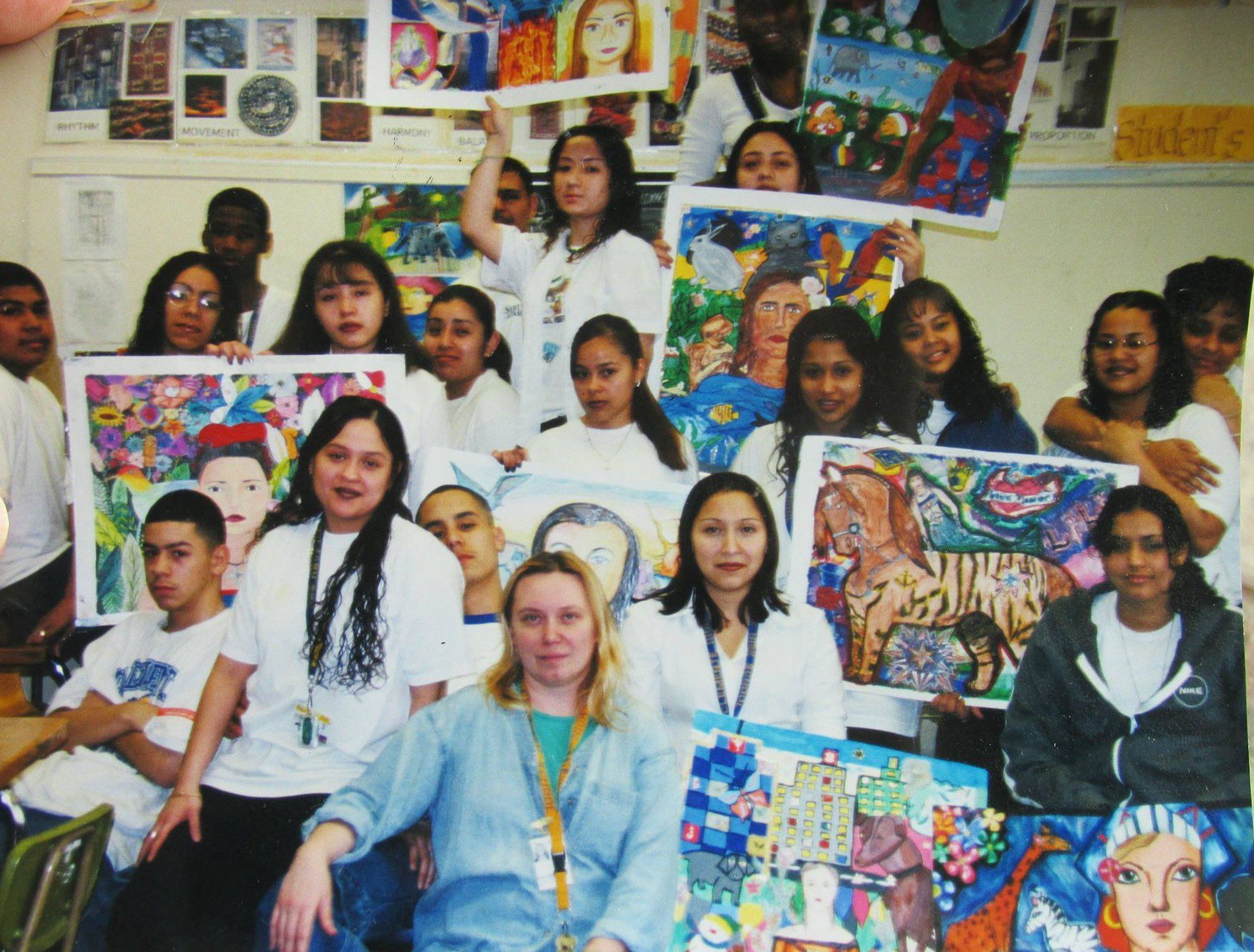 67cf41f362052_Clemente High school (0562edbf-d31b-4516-b243-eceddd2e1da4) A group of people with paintings on the wall.